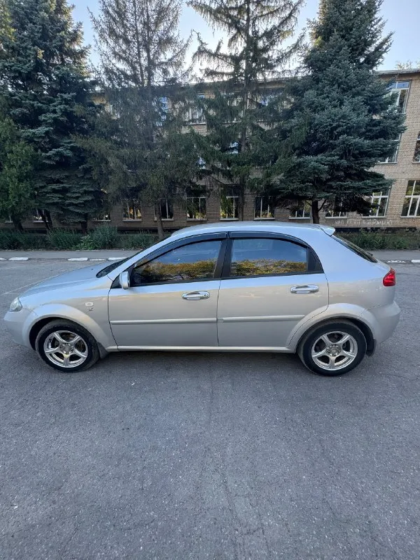 Продаю chevrolet lacetti hatchback 2005г. в.двигатель1.8л,16-клапанный, механика, мощность 122л. с. 118 000 родного пробега!!!продажа от собственника, автомобиль находится в отличном техническом состоянии,2-ой хозяин, владею с 2010 года. двигатель обслуживался регулярно, масло менялось каждые 5000 км. кондиционер заправлен, имеются два комплекта ключей, стекла все оригинальные. и трансмиссия находятся в идеальном рабочем состоянии. ремень грм заменен, установлен новый аккумулятор, недавно были заменены передние тормозные диски, задние тормозные колодки, тормозные поршни суппортов. остаток резины-сезон докатать. велюровый салон в отличном состоянии, не прокурен. по кузову ничего не менялось, весь в оригинале, была притертость, красилось переднее левое крыло и передняя левая дверь с переходом, в остальном краска оригинальная. имеется бортжурнал со всеми записями-что менялось, когда и на каком пробеге за последние 15 лет!!!цена-600 000 руб. телефон:+79494456376 сергей. посмотреть можно:днр, дон 📞 звоните: +7(949)4456376 - фотография - 2