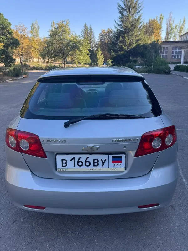 Продаю chevrolet lacetti hatchback 2005г. в.двигатель1.8л,16-клапанный, механика, мощность 122л. с. 118 000 родного пробега!!!продажа от собственника, автомобиль находится в отличном техническом состоянии,2-ой хозяин, владею с 2010 года. двигатель обслуживался регулярно, масло менялось каждые 5000 км. кондиционер заправлен, имеются два комплекта ключей, стекла все оригинальные. и трансмиссия находятся в идеальном рабочем состоянии. ремень грм заменен, установлен новый аккумулятор, недавно были заменены передние тормозные диски, задние тормозные колодки, тормозные поршни суппортов. остаток резины-сезон докатать. велюровый салон в отличном состоянии, не прокурен. по кузову ничего не менялось, весь в оригинале, была притертость, красилось переднее левое крыло и передняя левая дверь с переходом, в остальном краска оригинальная. имеется бортжурнал со всеми записями-что менялось, когда и на каком пробеге за последние 15 лет!!!цена-600 000 руб. телефон:+79494456376 сергей. посмотреть можно:днр, дон 📞 звоните: +7(949)4456376 - фотография - 3