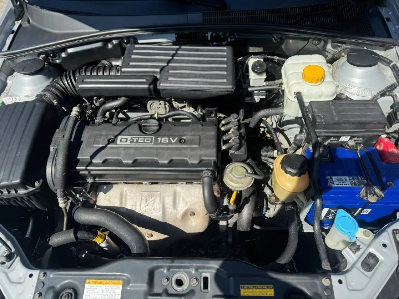 Продаю chevrolet lacetti hatchback 2005г. в.двигатель1.8л,16-клапанный, механика, мощность 122л. с. 118 000 родного пробега!!!продажа от собственника, автомобиль находится в отличном техническом состоянии,2-ой хозяин, владею с 2010 года. двигатель обслуживался регулярно, масло менялось каждые 5000 км. кондиционер заправлен, имеются два комплекта ключей, стекла все оригинальные. и трансмиссия находятся в идеальном рабочем состоянии. ремень грм заменен, установлен новый аккумулятор, недавно были заменены передние тормозные диски, задние тормозные колодки, тормозные поршни суппортов. остаток резины-сезон докатать. велюровый салон в отличном состоянии, не прокурен. по кузову ничего не менялось, весь в оригинале, была притертость, красилось переднее левое крыло и передняя левая дверь с переходом, в остальном краска оригинальная. имеется бортжурнал со всеми записями-что менялось, когда и на каком пробеге за последние 15 лет!!!цена-600 000 руб. телефон:+79494456376 сергей. посмотреть можно:днр, дон 📞 звоните: +7(949)4456376 - фотография - 4