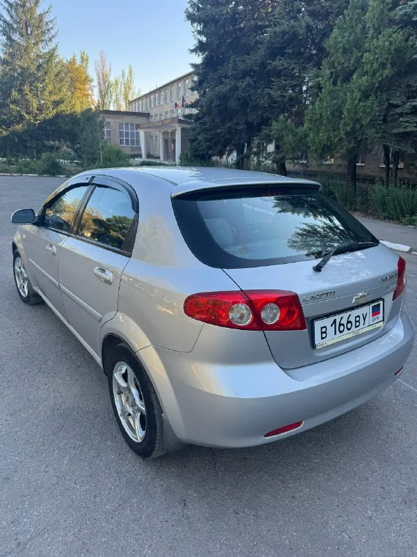 Продаю chevrolet lacetti hatchback 2005г. в.двигатель1.8л,16-клапанный, механика, мощность 122л. с. 118 000 родного пробега!!!продажа от собственника, автомобиль находится в отличном техническом состоянии,2-ой хозяин, владею с 2010 года. двигатель обслуживался регулярно, масло менялось каждые 5000 км. кондиционер заправлен, имеются два комплекта ключей, стекла все оригинальные. и трансмиссия находятся в идеальном рабочем состоянии. ремень грм заменен, установлен новый аккумулятор, недавно были заменены передние тормозные диски, задние тормозные колодки, тормозные поршни суппортов. остаток резины-сезон докатать. велюровый салон в отличном состоянии, не прокурен. по кузову ничего не менялось, весь в оригинале, была притертость, красилось переднее левое крыло и передняя левая дверь с переходом, в остальном краска оригинальная. имеется бортжурнал со всеми записями-что менялось, когда и на каком пробеге за последние 15 лет!!!цена-600 000 руб. телефон:+79494456376 сергей. посмотреть можно:днр, дон 📞 звоните: +7(949)4456376 - фотография - 5