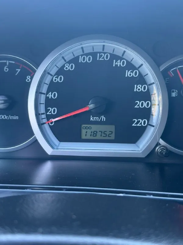 Продаю chevrolet lacetti hatchback 2005г. в.двигатель1.8л,16-клапанный, механика, мощность 122л. с. 118 000 родного пробега!!!продажа от собственника, автомобиль находится в отличном техническом состоянии,2-ой хозяин, владею с 2010 года. двигатель обслуживался регулярно, масло менялось каждые 5000 км. кондиционер заправлен, имеются два комплекта ключей, стекла все оригинальные. и трансмиссия находятся в идеальном рабочем состоянии. ремень грм заменен, установлен новый аккумулятор, недавно были заменены передние тормозные диски, задние тормозные колодки, тормозные поршни суппортов. остаток резины-сезон докатать. велюровый салон в отличном состоянии, не прокурен. по кузову ничего не менялось, весь в оригинале, была притертость, красилось переднее левое крыло и передняя левая дверь с переходом, в остальном краска оригинальная. имеется бортжурнал со всеми записями-что менялось, когда и на каком пробеге за последние 15 лет!!!цена-600 000 руб. телефон:+79494456376 сергей. посмотреть можно:днр, дон 📞 звоните: +7(949)4456376 - фотография - 6