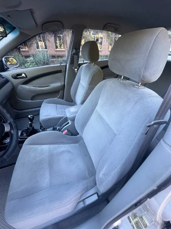 Продаю chevrolet lacetti hatchback 2005г. в.двигатель1.8л,16-клапанный, механика, мощность 122л. с. 118 000 родного пробега!!!продажа от собственника, автомобиль находится в отличном техническом состоянии,2-ой хозяин, владею с 2010 года. двигатель обслуживался регулярно, масло менялось каждые 5000 км. кондиционер заправлен, имеются два комплекта ключей, стекла все оригинальные. и трансмиссия находятся в идеальном рабочем состоянии. ремень грм заменен, установлен новый аккумулятор, недавно были заменены передние тормозные диски, задние тормозные колодки, тормозные поршни суппортов. остаток резины-сезон докатать. велюровый салон в отличном состоянии, не прокурен. по кузову ничего не менялось, весь в оригинале, была притертость, красилось переднее левое крыло и передняя левая дверь с переходом, в остальном краска оригинальная. имеется бортжурнал со всеми записями-что менялось, когда и на каком пробеге за последние 15 лет!!!цена-600 000 руб. телефон:+79494456376 сергей. посмотреть можно:днр, дон 📞 звоните: +7(949)4456376 - фотография - 7