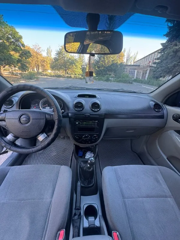 Продаю chevrolet lacetti hatchback 2005г. в.двигатель1.8л,16-клапанный, механика, мощность 122л. с. 118 000 родного пробега!!!продажа от собственника, автомобиль находится в отличном техническом состоянии,2-ой хозяин, владею с 2010 года. двигатель обслуживался регулярно, масло менялось каждые 5000 км. кондиционер заправлен, имеются два комплекта ключей, стекла все оригинальные. и трансмиссия находятся в идеальном рабочем состоянии. ремень грм заменен, установлен новый аккумулятор, недавно были заменены передние тормозные диски, задние тормозные колодки, тормозные поршни суппортов. остаток резины-сезон докатать. велюровый салон в отличном состоянии, не прокурен. по кузову ничего не менялось, весь в оригинале, была притертость, красилось переднее левое крыло и передняя левая дверь с переходом, в остальном краска оригинальная. имеется бортжурнал со всеми записями-что менялось, когда и на каком пробеге за последние 15 лет!!!цена-600 000 руб. телефон:+79494456376 сергей. посмотреть можно:днр, дон 📞 звоните: +7(949)4456376 - фотография - 9