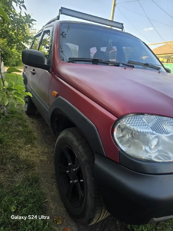 🚨 срочно! продам chevrolet niva 2003 г. 🚨 💰 цена: 375 000 ₽(реальному покупателю — торг у капота!) 📍 пробег: 196 000 км 🔥 вложений не требует — сел и поехал! ✔️ ходовка полностью новая ✔️ новая коробка передач ✔️ новая корзина сцепления 🛞 в продаже есть(цена договорная): * диски с демисезонной резиной (отличное состояние) * новая грязевая резина на дисках ⚡ отличный вариант для города и бездорожья! машина ухожена, полностью готова к любым дорогам! 📲 +7949 308 98 07 звоните — отвечу на все вопросы! 📞 звоните: +7(949)3089807 - фотография - 2