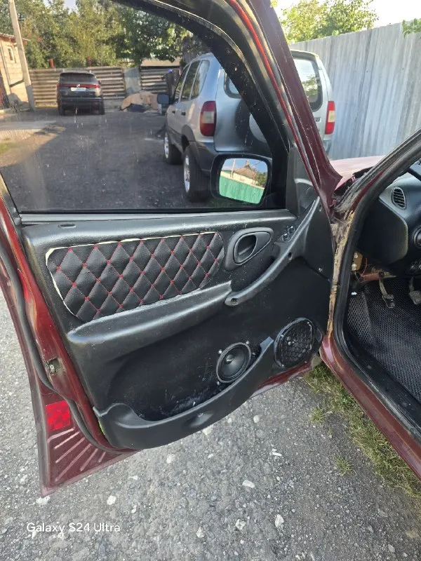 🚨 срочно! продам chevrolet niva 2003 г. 🚨 💰 цена: 375 000 ₽(реальному покупателю — торг у капота!) 📍 пробег: 196 000 км 🔥 вложений не требует — сел и поехал! ✔️ ходовка полностью новая ✔️ новая коробка передач ✔️ новая корзина сцепления 🛞 в продаже есть(цена договорная): * диски с демисезонной резиной (отличное состояние) * новая грязевая резина на дисках ⚡ отличный вариант для города и бездорожья! машина ухожена, полностью готова к любым дорогам! 📲 +7949 308 98 07 звоните — отвечу на все вопросы! 📞 звоните: +7(949)3089807 - фотография - 4