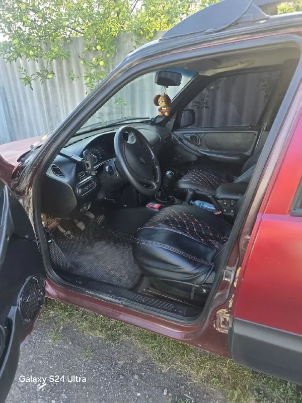 🚨 срочно! продам chevrolet niva 2003 г. 🚨 💰 цена: 375 000 ₽(реальному покупателю — торг у капота!) 📍 пробег: 196 000 км 🔥 вложений не требует — сел и поехал! ✔️ ходовка полностью новая ✔️ новая коробка передач ✔️ новая корзина сцепления 🛞 в продаже есть(цена договорная): * диски с демисезонной резиной (отличное состояние) * новая грязевая резина на дисках ⚡ отличный вариант для города и бездорожья! машина ухожена, полностью готова к любым дорогам! 📲 +7949 308 98 07 звоните — отвечу на все вопросы! 📞 звоните: +7(949)3089807 - фотография - 5