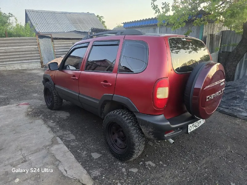 🚨 срочно! продам chevrolet niva 2003 г. 🚨 💰 цена: 375 000 ₽(реальному покупателю — торг у капота!) 📍 пробег: 196 000 км 🔥 вложений не требует — сел и поехал! ✔️ ходовка полностью новая ✔️ новая коробка передач ✔️ новая корзина сцепления 🛞 в продаже есть(цена договорная): * диски с демисезонной резиной (отличное состояние) * новая грязевая резина на дисках ⚡ отличный вариант для города и бездорожья! машина ухожена, полностью готова к любым дорогам! 📲 +7949 308 98 07 звоните — отвечу на все вопросы! 📞 звоните: +7(949)3089807 - фотография - 6