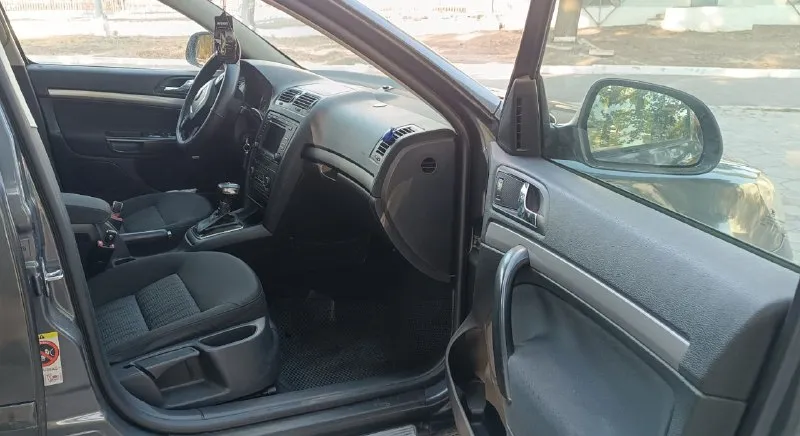 Skoda octavia a5 1.8т год 2010 пробег 280 продам октаху, валит бодро, мотор коробка без проблем, ходовая требует внимания, по кузову на 4-, музыка болеро, резина нормальная, учёт 180й, переоформление без проблем, 600 тысяч рублей, небольшой торг, возможен обмен донецк киевский район, тел+79493152333 📞 звоните: +7(949)3152333 - фотография - 9