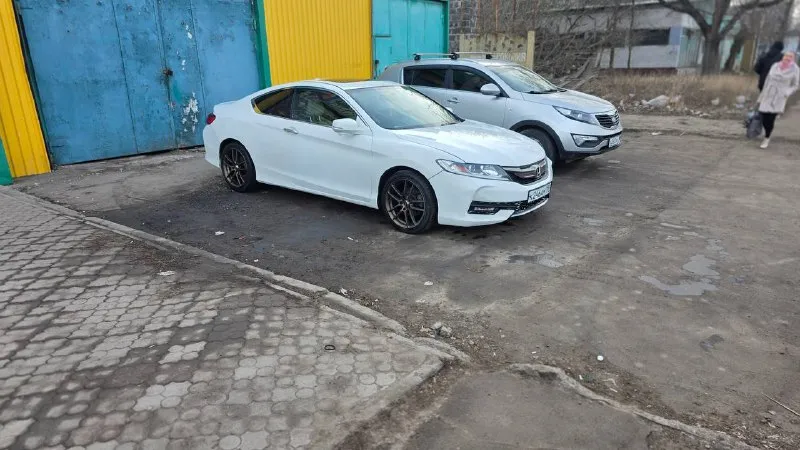 Honda accord coupe 2016 год выпуска конец года. максимальная комплектация за исключением кожи. пробег 125.000км. подрулевые лепестки, мультируль, люк, led-оптика, камера 180 в зеркале, камера заднего вида, два монитора, хорошая аудио-система, бесключевой доступ, кнопка старт-стоп. машина в хорошем техническом состоянии, требует небольших вложений по лкп. автомат работает ровно, не пинает, мотор 2.4 vtec, на приятном хондовском выхлопе. телефон для связи - +79494043552 +79494351355 цена: 1.450.000₽ разумный торг на месте по факту. 📲 tg: alexandra 📞 звоните: +7(949)4043552 - фотография - 3
