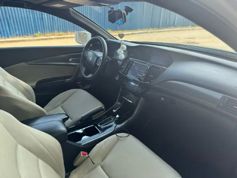 Honda accord coupe 2016 год выпуска конец года. максимальная комплектация за исключением кожи. пробег 125.000км. подрулевые лепестки, мультируль, люк, led-оптика, камера 180 в зеркале, камера заднего вида, два монитора, хорошая аудио-система, бесключевой доступ, кнопка старт-стоп. машина в хорошем техническом состоянии, требует небольших вложений по лкп. автомат работает ровно, не пинает, мотор 2.4 vtec, на приятном хондовском выхлопе. телефон для связи - +79494043552 +79494351355 цена: 1.450.000₽ разумный торг на месте по факту. 📲 tg: alexandra 📞 звоните: +7(949)4043552 - фотография - 5