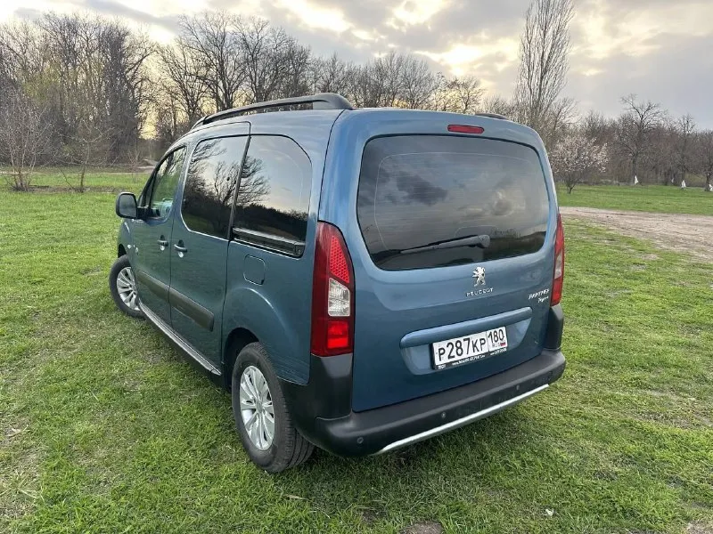 Peugeot partner 1.6 дизель, пассажир. двухзонный климат контроль. круиз контроль, подогрев зеркал, заднего стекла, передних сидений. парктроник, сигнализация старлинк с турботаймером, атнтипробуксовочная система с выбором режимов. два комплекта новых шин. машина обслуживалась вовремя, вложений не требует. все вопросы по телефону +79497351518.торг у капота - фотография - 3