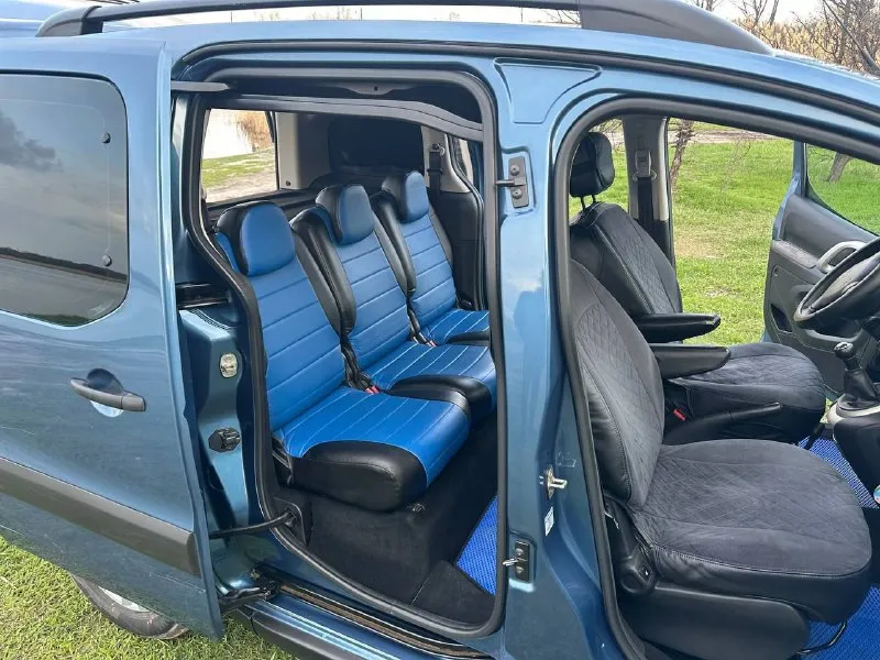 Peugeot partner 1.6 дизель, пассажир. двухзонный климат контроль. круиз контроль, подогрев зеркал, заднего стекла, передних сидений. парктроник, сигнализация старлинк с турботаймером, атнтипробуксовочная система с выбором режимов. два комплекта новых шин. машина обслуживалась вовремя, вложений не требует. все вопросы по телефону +79497351518.торг у капота - фотография - 5