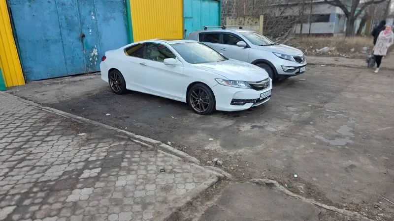 Honda accord coupe 2016 год выпуска конец года. максимальная комплектация за исключением кожи. пробег 125.000км. подрулевые лепестки, мультируль, люк, led-оптика, камера 180 в зеркале, камера заднего вида, два монитора, хорошая аудио-система, бесключевой доступ, кнопка старт-стоп. машина в хорошем техническом состоянии, требует небольших вложений по лкп. автомат работает ровно, не пинает, мотор 2.4 vtec, на приятном хондовском выхлопе. телефон для связи - +79494043552 +79494351355 цена: 1.450.000₽ разумный торг на месте по факту. - фотография - 3