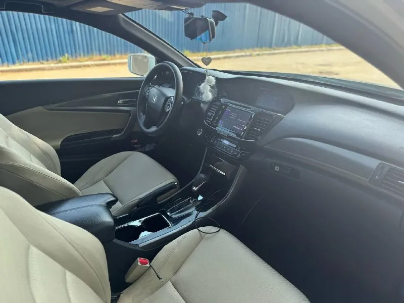 Honda accord coupe 2016 год выпуска конец года. максимальная комплектация за исключением кожи. пробег 125.000км. подрулевые лепестки, мультируль, люк, led-оптика, камера 180 в зеркале, камера заднего вида, два монитора, хорошая аудио-система, бесключевой доступ, кнопка старт-стоп. машина в хорошем техническом состоянии, требует небольших вложений по лкп. автомат работает ровно, не пинает, мотор 2.4 vtec, на приятном хондовском выхлопе. телефон для связи - +79494043552 +79494351355 цена: 1.450.000₽ разумный торг на месте по факту. - фотография - 4