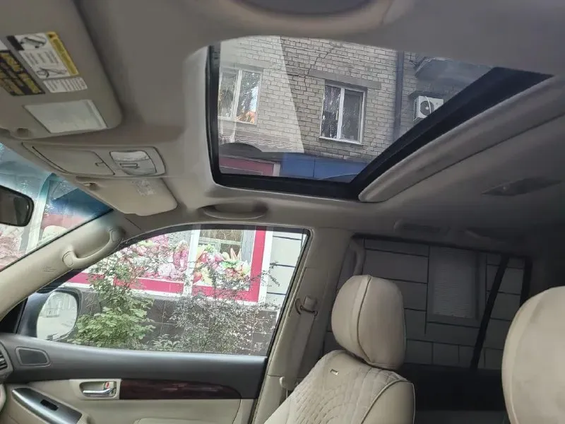 Toyota прадо комплектация полная с люком вся в родной краске машина на ходу но в верхней части мотора что-то сильно клацает цена 1м.120 тел +79493702945 📞 звоните: +7(949)3702945 - фотография - 4