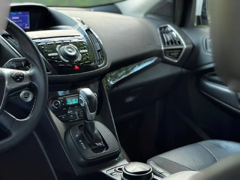 🚗 продам автомобиль ford kuga ▶️ год выпуска: 2013 ▶️ объём двигателя: 1.6 ▶️ комплектация полная ℹ️ описание: ✅ автомобиль в хорошем состоянии. ✅пробег 164.000 ✅ автомобиль без дтп, зеленая автотека и соответсвенно весь кузов и железо ровное! ✅ авто обслужено! не дымит, масло не ест, едет очень бодро. коробка переключается плавна без рывков и пинков, машина внешне в отлично состояние, рыжиков, гнили и т д. вин читается. на любые проверки за ваш счет - готов. 🏛 юридически автомобиль чист, без штрафов 💰 цена🔥:1 млн 100 тыс. рублей торг у капота 🏢 осмотр: донецк ☎ более подробно по номеру телефона: +79494592618 📲 tg: александр 📞 звоните: +7(949)4592618 - фотография - 9