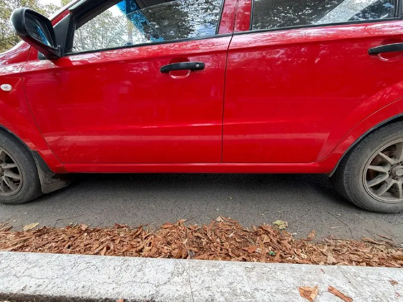 Chevrolet aveo 1.5 mt, 2007 бензин механика не гнилая, дно, пороги в отличном состоянии коробка отлично мотор работает ровно чистая, ухоженная цена 450, торг без кондиционера. в базовой комплектации осмотр в г. докучаевске для осмотра и иных вопросов: +79493088397 александр - фотография - 6