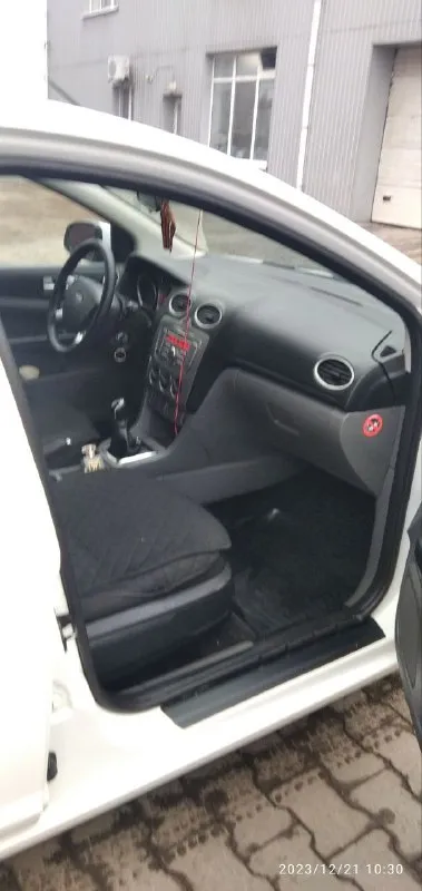 Продаю семейный авто. ford focus 2 rest 1.6 700,000₽ технически без вложений, пробег 100% родной. салон чистый, ухоженный не курили. кондиционер работает отлично, движок на 5 масло от замены до замены, коробка (мкпп) тоже на отлично, ходовая как мячик. кузов весь в родной краске, кроме задней крышки багажника есть не большое повреждения заднее крыло и задний бампер на фото видно без ржавчины и гнили. резина лето прошла всего пару тысяч км. и зимняя такая же ка зимой купили другую машину на форде редко выезжали связи с этим продаю. звоните так как всего не на пишешь. по всем вопросам обращайтесь по т. +79494674880 сергей - фотография - 10