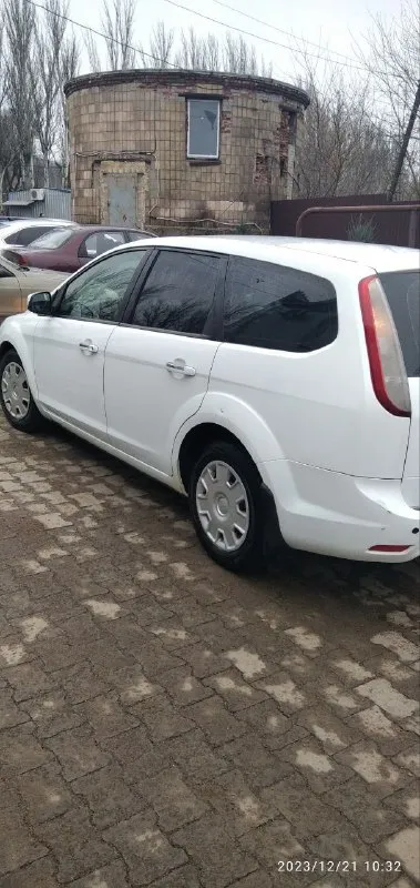 Продаю семейный авто. ford focus 2 rest 1.6 700,000₽ технически без вложений, пробег 100% родной. салон чистый, ухоженный не курили. кондиционер работает отлично, движок на 5 масло от замены до замены, коробка (мкпп) тоже на отлично, ходовая как мячик. кузов весь в родной краске, кроме задней крышки багажника есть не большое повреждения заднее крыло и задний бампер на фото видно без ржавчины и гнили. резина лето прошла всего пару тысяч км. и зимняя такая же ка зимой купили другую машину на форде редко выезжали связи с этим продаю. звоните так как всего не на пишешь. по всем вопросам обращайтесь по т. +79494674880 сергей - фотография - 3