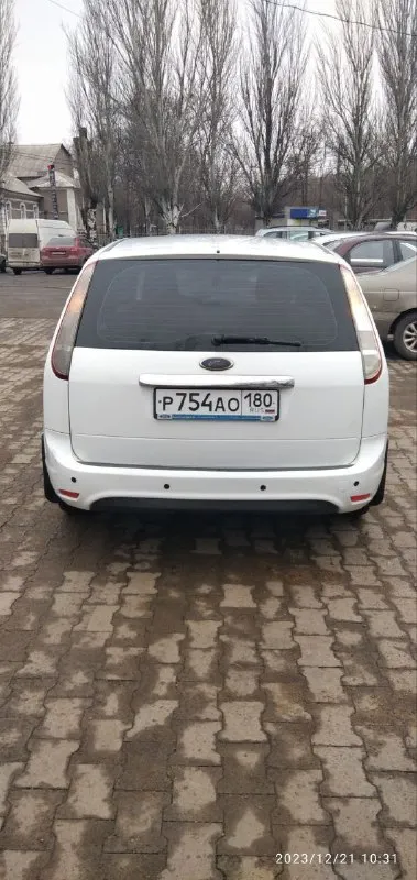 Продаю семейный авто. ford focus 2 rest 1.6 700,000₽ технически без вложений, пробег 100% родной. салон чистый, ухоженный не курили. кондиционер работает отлично, движок на 5 масло от замены до замены, коробка (мкпп) тоже на отлично, ходовая как мячик. кузов весь в родной краске, кроме задней крышки багажника есть не большое повреждения заднее крыло и задний бампер на фото видно без ржавчины и гнили. резина лето прошла всего пару тысяч км. и зимняя такая же ка зимой купили другую машину на форде редко выезжали связи с этим продаю. звоните так как всего не на пишешь. по всем вопросам обращайтесь по т. +79494674880 сергей - фотография - 4