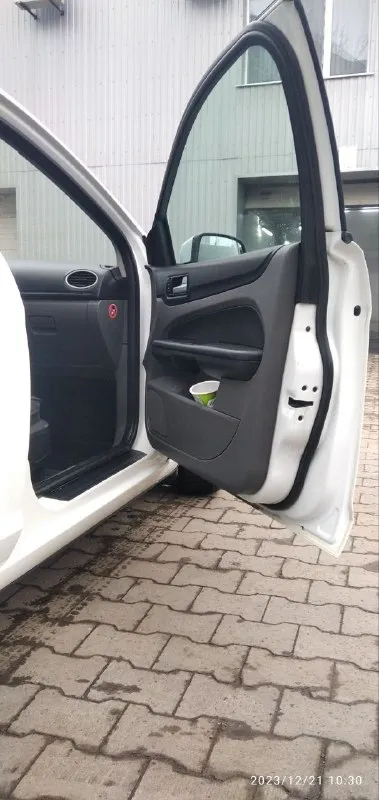 Продаю семейный авто. ford focus 2 rest 1.6 700,000₽ технически без вложений, пробег 100% родной. салон чистый, ухоженный не курили. кондиционер работает отлично, движок на 5 масло от замены до замены, коробка (мкпп) тоже на отлично, ходовая как мячик. кузов весь в родной краске, кроме задней крышки багажника есть не большое повреждения заднее крыло и задний бампер на фото видно без ржавчины и гнили. резина лето прошла всего пару тысяч км. и зимняя такая же ка зимой купили другую машину на форде редко выезжали связи с этим продаю. звоните так как всего не на пишешь. по всем вопросам обращайтесь по т. +79494674880 сергей - фотография - 6