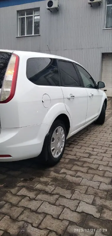 Продаю семейный авто. ford focus 2 rest 1.6 700,000₽ технически без вложений, пробег 100% родной. салон чистый, ухоженный не курили. кондиционер работает отлично, движок на 5 масло от замены до замены, коробка (мкпп) тоже на отлично, ходовая как мячик. кузов весь в родной краске, кроме задней крышки багажника есть не большое повреждения заднее крыло и задний бампер на фото видно без ржавчины и гнили. резина лето прошла всего пару тысяч км. и зимняя такая же ка зимой купили другую машину на форде редко выезжали связи с этим продаю. звоните так как всего не на пишешь. по всем вопросам обращайтесь по т. +79494674880 сергей - фотография - 7