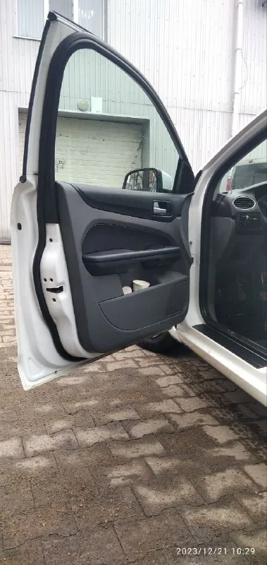 Продаю семейный авто. ford focus 2 rest 1.6 700,000₽ технически без вложений, пробег 100% родной. салон чистый, ухоженный не курили. кондиционер работает отлично, движок на 5 масло от замены до замены, коробка (мкпп) тоже на отлично, ходовая как мячик. кузов весь в родной краске, кроме задней крышки багажника есть не большое повреждения заднее крыло и задний бампер на фото видно без ржавчины и гнили. резина лето прошла всего пару тысяч км. и зимняя такая же ка зимой купили другую машину на форде редко выезжали связи с этим продаю. звоните так как всего не на пишешь. по всем вопросам обращайтесь по т. +79494674880 сергей - фотография - 8