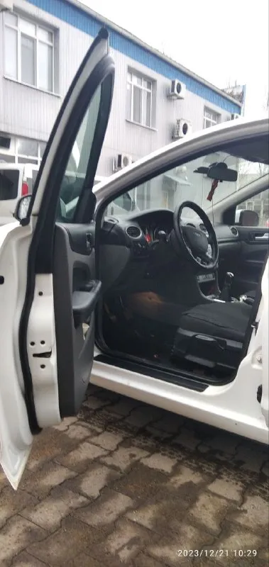 Продаю семейный авто. ford focus 2 rest 1.6 700,000₽ технически без вложений, пробег 100% родной. салон чистый, ухоженный не курили. кондиционер работает отлично, движок на 5 масло от замены до замены, коробка (мкпп) тоже на отлично, ходовая как мячик. кузов весь в родной краске, кроме задней крышки багажника есть не большое повреждения заднее крыло и задний бампер на фото видно без ржавчины и гнили. резина лето прошла всего пару тысяч км. и зимняя такая же ка зимой купили другую машину на форде редко выезжали связи с этим продаю. звоните так как всего не на пишешь. по всем вопросам обращайтесь по т. +79494674880 сергей - фотография - 9