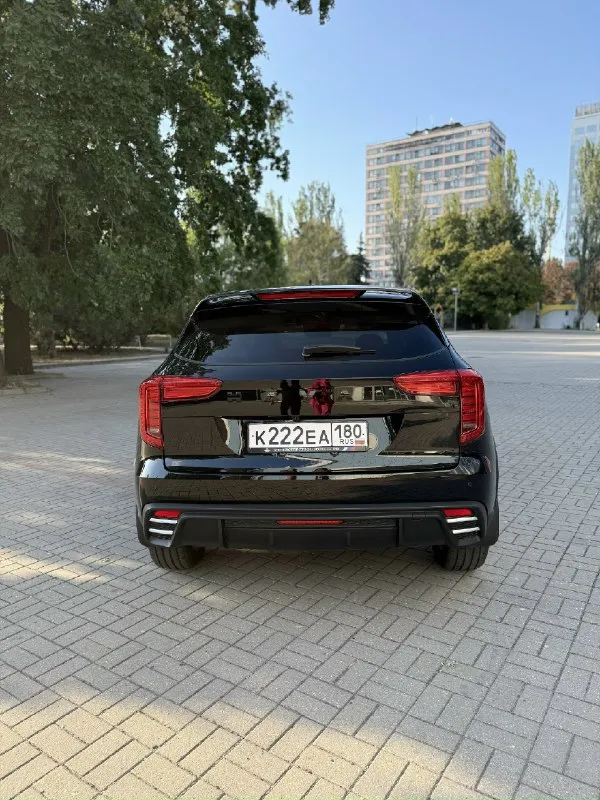 Продам haval jolion. один владелец с салона. 2024 года выпуска. 1.5 турбо, акпп, передний привод пробег 27000 км. обогрев лобового стекла, обогрев руля, подогрев передних и задних сидений, 2х зонный климат контроль, мульти руль, круиз контроль, электропривод зеркал, кожаный салон с вентиляцией. камера 360. бесключевой доступ. запуск авто с приложения. авто на гарантии. то у официального дилера. мультимедиа - carplay и android auto. два комплекта колёс. цена 1 🍋 950. вопросы в л. с. или по номеру +79495709873 📞 звоните: +7(949)5709873 - фотография - 2