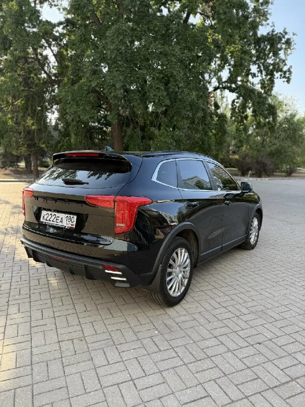 Продам haval jolion. один владелец с салона. 2024 года выпуска. 1.5 турбо, акпп, передний привод пробег 27000 км. обогрев лобового стекла, обогрев руля, подогрев передних и задних сидений, 2х зонный климат контроль, мульти руль, круиз контроль, электропривод зеркал, кожаный салон с вентиляцией. камера 360. бесключевой доступ. запуск авто с приложения. авто на гарантии. то у официального дилера. мультимедиа - carplay и android auto. два комплекта колёс. цена 1 🍋 950. вопросы в л. с. или по номеру +79495709873 📞 звоните: +7(949)5709873 - фотография - 3