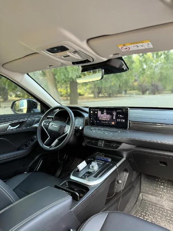 Продам haval jolion. один владелец с салона. 2024 года выпуска. 1.5 турбо, акпп, передний привод пробег 27000 км. обогрев лобового стекла, обогрев руля, подогрев передних и задних сидений, 2х зонный климат контроль, мульти руль, круиз контроль, электропривод зеркал, кожаный салон с вентиляцией. камера 360. бесключевой доступ. запуск авто с приложения. авто на гарантии. то у официального дилера. мультимедиа - carplay и android auto. два комплекта колёс. цена 1 🍋 950. вопросы в л. с. или по номеру +79495709873 📞 звоните: +7(949)5709873 - фотография - 4