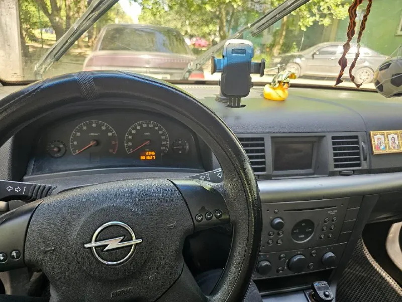 Opel vectra c 2002г двигатель: 1.8 бензин пробег: 305000 коробка: механика комплектация: электропривод боковых зеркал, электроподогрев зеркал, регулировка передних сидений (передние сиденья с регулировкой по высоте ), поясничная опора в передних сиденьях, разделительный подлокотник спереди, разделительный подлокотник сзади, центральный замок, ключ ду (дистанционный ключ), электрические стеклоподъемники передние, abs, esp. tcs, кондиционер ( раздельный климат-контроль 2 зоны ), запасное колесо. есть нюансы по лкп. двигатель работает ровно. обслуживалась машина в срок, все расходники менялись вовремя. полностью новая подвеска, перебрана тормозная система. 2 комплекта ключей. цена: 500.000р + торг осмотр донецк - кировский район, текстильщик контакты: +79493181444 ( telegram ) 📞 звоните: +7(949)3181444 - фотография - 4