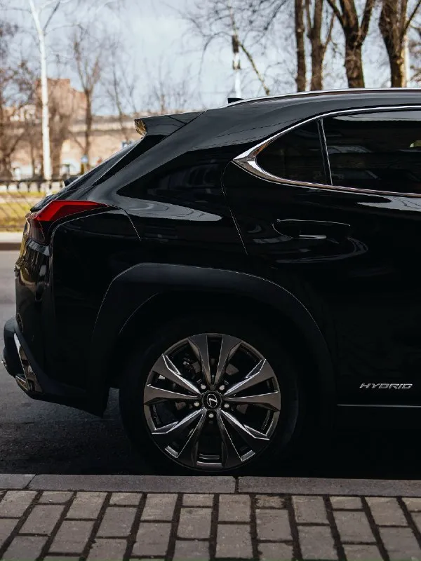 Lexus ux250h f-sport, гибрид, полный привод. год:2019 пробег: 82,000 км. двигатель: 2,0. vin: jthu9jbh1k2007111 очень комфортный с приятным расходом топлива, отлично управляется. заводской f - sport, с фирменной f приборкой, хорошая музыка, подогрев руля и сидений, фулл лэд оптика, автоматический дальний, подсветка поворота ( поворотный свет ), датчик удержания полосы, датчик предотвращения удара, датчик слепых зон, 18тые f колеса с датчиками давления( зимний комплект резины в подарок ). замена масла каждые 6500 км, за машиной следил. полностью обслужен, езжу каждый день и только положительные эмоции. обмен не интересует, хороший торг реальному покупателю. цена 3,500,000₽ +79490039998 📞 звоните: +7(949)0039998 - фотография - 4