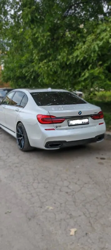 Bmw 750і 4.4 от собственника. год выпуска: 2017 пробег: 91т км. стоимость: 3 800 000 руб. (торг) машина в идеальном состоянии. автомобиль представляет собой спортивный автомобиль, с невероятной динамикой. при это автомобиль очень комфортный для ежедневных поездок. максимальная комплектация, с задними шторками, что большая редкость, проекцию на лобовое стекло, панорамную крышу, диски r21 и т. д. автомобиль в абсолютно заводском состоянии, безо всякого чип-тюнинга и т. д. все органы и системы исправны и работают также, как на новой машине. невероятно мощный, быстрый и универсальный автомобиль. тел: +79498477720 - фотография - 2