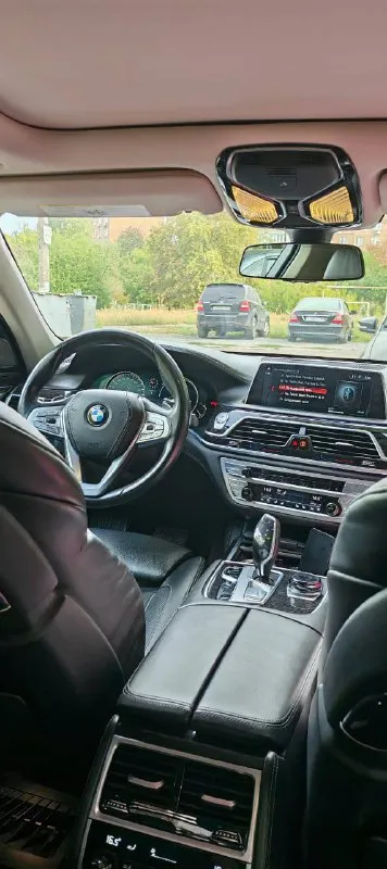 Bmw 750і 4.4 от собственника. год выпуска: 2017 пробег: 91т км. стоимость: 3 800 000 руб. (торг) машина в идеальном состоянии. автомобиль представляет собой спортивный автомобиль, с невероятной динамикой. при это автомобиль очень комфортный для ежедневных поездок. максимальная комплектация, с задними шторками, что большая редкость, проекцию на лобовое стекло, панорамную крышу, диски r21 и т. д. автомобиль в абсолютно заводском состоянии, безо всякого чип-тюнинга и т. д. все органы и системы исправны и работают также, как на новой машине. невероятно мощный, быстрый и универсальный автомобиль. тел: +79498477720 - фотография - 3