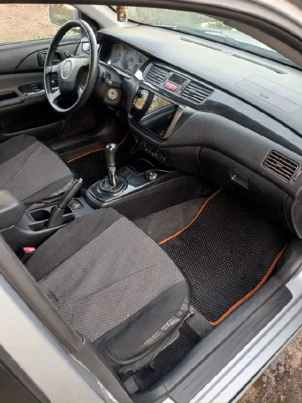 Mitsubishi лансер 9, 2004 года выпуска, двигатель 1.6 бензин, пробег 239000, коробка механика 5 ступка, ходовая новая, в комплекте зимняя резина шипы. цена 500000 небольшой торг. +79494093764 феникс +79490780406 миранда 📞 звоните: +7(949)4093764 - фотография - 7