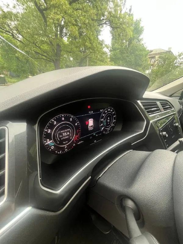 Volkswagen tiguan 2 2.0 tsi, dsg dq500, 4motion год: 2018 цена: 2,75🍋 пробег: 87000км дилерский авто, я второй владелец. комплектация: топовый свет, авто дальний, подсвет при поворотах. led приборка, вывод любой информации на жк, изменяемый стиль (6 вариантов, полная палитра цветов), амбиентная подсветка салона, ног, порогов. адаптивный круиз, аварийное торможение, контроль дистанции спереди и сзади, ассистент выезда с парковки, автопарковка. 4х зонный климат контроль, для всех пассажиров. подогрев всех сидений включая задний диван. массаж водительского кресла. алькантара. сервопривод багажника, автозапуск с брелка и мобильного приложения. установлен дорогой starline. четыре режима вождения. помощь при спуске/подьеме. auto hold. ассистент смены полосы. carplay/android auto. холодильник в бардачке, 220в в багажнике. без ключевой доступ. автомобиль обклеен защитной пленкой! +79493873942 📲 tg: @nebo_seven 📞 звоните: +7(949)3873942 - фотография - 8