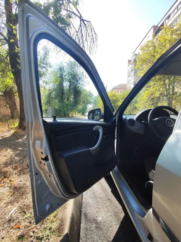 Продам renault логан 2012года. 1.4 -75 л. с. бензин/газ вписан. куплена с салона. 1 хозяин, ✅родной пробег 31тыс, машина вся целая, без дтп, есть незначительные коцки по кузову в ходе эксплуатации. все стекла родные, , коробка, подвеска в отличном состоянии, машина полностью обслужена не требует не каких вложений ! поменяны масла, фильтра. гидроусилитель руля, стеклоподъемники, центральный замок 2 ключа, магнитола, с документами полный порядок. цена 570 000₽, торг. просмотр луганск, донбасс звоните/пишите +79591600502, телеграмм 📞 звоните: +7(959)1600502 - фотография - 2