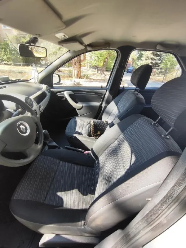 Продам renault логан 2012года. 1.4 -75 л. с. бензин/газ вписан. куплена с салона. 1 хозяин, ✅родной пробег 31тыс, машина вся целая, без дтп, есть незначительные коцки по кузову в ходе эксплуатации. все стекла родные, , коробка, подвеска в отличном состоянии, машина полностью обслужена не требует не каких вложений ! поменяны масла, фильтра. гидроусилитель руля, стеклоподъемники, центральный замок 2 ключа, магнитола, с документами полный порядок. цена 570 000₽, торг. просмотр луганск, донбасс звоните/пишите +79591600502, телеграмм 📞 звоните: +7(959)1600502 - фотография - 4