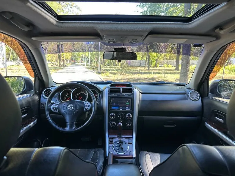 Цена 836.000 торг suzuki grand vitara 2.0 бензин, автомат, полный привод 2008 год. машина в отличном состоянии. двигатель не дымит, без подтеков масла и прочего ! коробка полноценный автомат, работает идеально в штатном режиме, в любом положении без пинков и ударов. максимальная комплектация :обесшумлена, бесключевой доступ, кожаный салон, люк работает во всех положениях и не течёт, esp, зеркала с подогревом, подогревы сидений, хорошая музыка, установлен планшет, мульти руль, круиз контроль, климат контроль. переключатель режимов полного привода. автомобиль одного собственника. установленный газ евро4, в техпаспорт вписан. юридически чистая. продажа с переоформлением. остальные вопросы по телефону +79493319983. осмотр в донецке цена 836.000 торг - фотография - 6