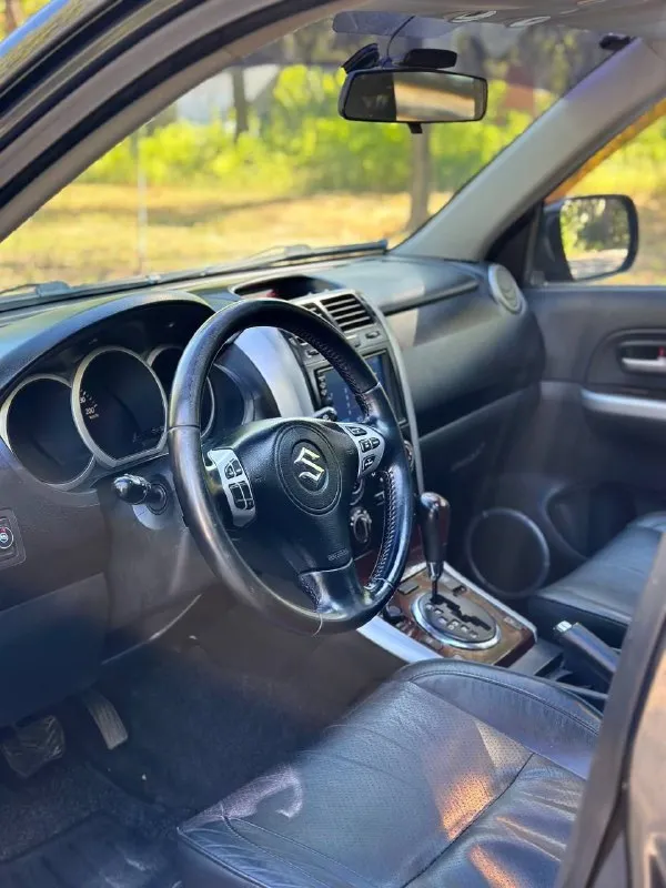 Цена 836.000 торг suzuki grand vitara 2.0 бензин, автомат, полный привод 2008 год. машина в отличном состоянии. двигатель не дымит, без подтеков масла и прочего ! коробка полноценный автомат, работает идеально в штатном режиме, в любом положении без пинков и ударов. максимальная комплектация :обесшумлена, бесключевой доступ, кожаный салон, люк работает во всех положениях и не течёт, esp, зеркала с подогревом, подогревы сидений, хорошая музыка, установлен планшет, мульти руль, круиз контроль, климат контроль. переключатель режимов полного привода. автомобиль одного собственника. установленный газ евро4, в техпаспорт вписан. юридически чистая. продажа с переоформлением. остальные вопросы по телефону +79493319983. осмотр в донецке цена 836.000 торг - фотография - 8