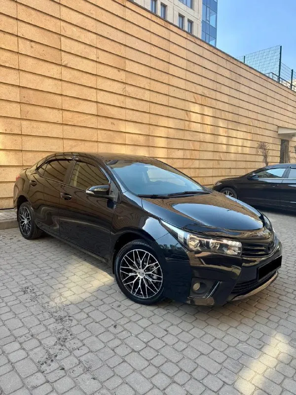 Продам toyota corolla 2013 надежный и проверенный временем японец. двигатель 1.6 ат бензин, акпп ори... - фотография