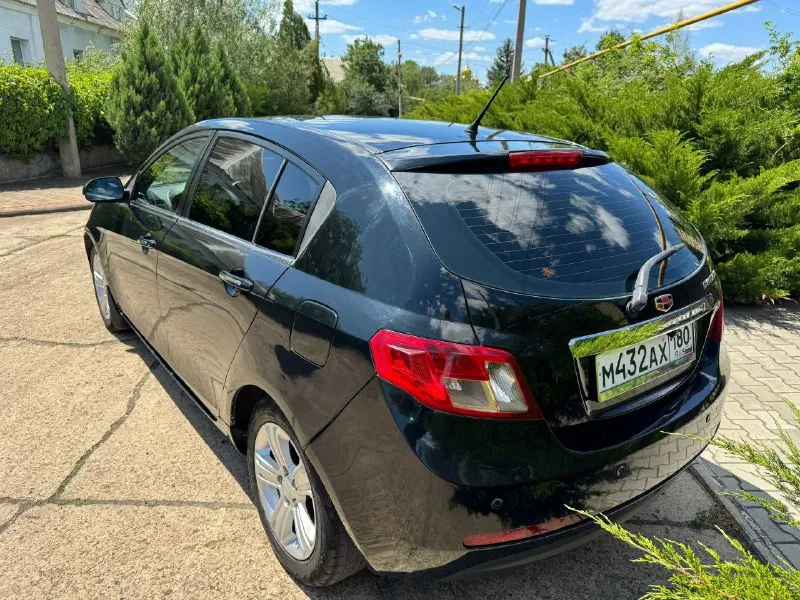 Продам geely emgrand ec7 хэтчбэк 2012 года, двигатель 1.8 бензин на механической кпп с пробегом 102000 км на легкосплавных 16 дисках в хорошем состоянии. цена 520 000₽ хороший торг у капота. богатая комплектация на кожаном салоне, кондиционер с климатом, гидроусилитель руля, абс, 6 подушек безопасности, электро регулировка водительского сиденья, электро люк, 4 электро стеклоподъемника, датчик света, сигнализация, видео регистратор с камерой заднего вида, заводские задние парктроники. авто на полном уверенном ходу, состояние сел и поехал. есть комплект зимней резины на дисках. авто без дтп, все стекла родные. продажа от собственника. нахожусь г. зугрэс +79493754876 - фотография - 2