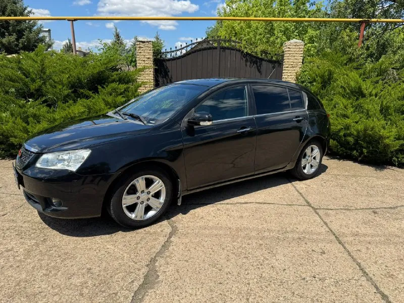 Продам geely emgrand ec7 хэтчбэк 2012 года, двигатель 1.8 бензин на механической кпп с пробегом 102000 км на легкосплавных 16 дисках в хорошем состоянии. цена 520 000₽ хороший торг у капота. богатая комплектация на кожаном салоне, кондиционер с климатом, гидроусилитель руля, абс, 6 подушек безопасности, электро регулировка водительского сиденья, электро люк, 4 электро стеклоподъемника, датчик света, сигнализация, видео регистратор с камерой заднего вида, заводские задние парктроники. авто на полном уверенном ходу, состояние сел и поехал. есть комплект зимней резины на дисках. авто без дтп, все стекла родные. продажа от собственника. нахожусь г. зугрэс +79493754876 - фотография - 3