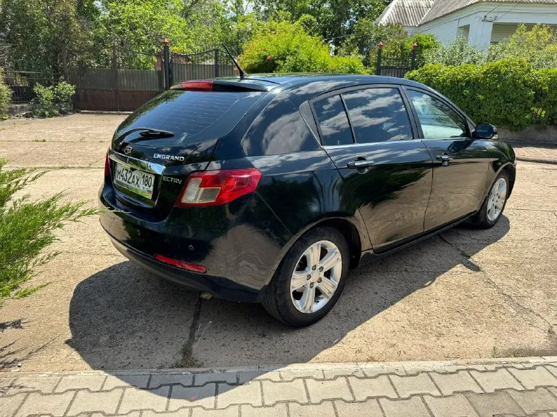 Продам geely emgrand ec7 хэтчбэк 2012 года, двигатель 1.8 бензин на механической кпп с пробегом 102000 км на легкосплавных 16 дисках в хорошем состоянии. цена 520 000₽ хороший торг у капота. богатая комплектация на кожаном салоне, кондиционер с климатом, гидроусилитель руля, абс, 6 подушек безопасности, электро регулировка водительского сиденья, электро люк, 4 электро стеклоподъемника, датчик света, сигнализация, видео регистратор с камерой заднего вида, заводские задние парктроники. авто на полном уверенном ходу, состояние сел и поехал. есть комплект зимней резины на дисках. авто без дтп, все стекла родные. продажа от собственника. нахожусь г. зугрэс +79493754876 - фотография - 4