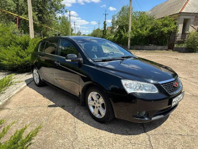 Продам geely emgrand ec7 хэтчбэк 2012 года, двигатель 1.8 бензин на механической кпп с пробегом 102000 км на легкосплавных 16 дисках в хорошем состоянии. цена 520 000₽ хороший торг у капота. богатая комплектация на кожаном салоне, кондиционер с климатом, гидроусилитель руля, абс, 6 подушек безопасности, электро регулировка водительского сиденья, электро люк, 4 электро стеклоподъемника, датчик света, сигнализация, видео регистратор с камерой заднего вида, заводские задние парктроники. авто на полном уверенном ходу, состояние сел и поехал. есть комплект зимней резины на дисках. авто без дтп, все стекла родные. продажа от собственника. нахожусь г. зугрэс +79493754876 - фотография - 5