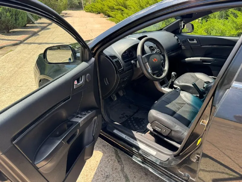 Продам geely emgrand ec7 хэтчбэк 2012 года, двигатель 1.8 бензин на механической кпп с пробегом 102000 км на легкосплавных 16 дисках в хорошем состоянии. цена 520 000₽ хороший торг у капота. богатая комплектация на кожаном салоне, кондиционер с климатом, гидроусилитель руля, абс, 6 подушек безопасности, электро регулировка водительского сиденья, электро люк, 4 электро стеклоподъемника, датчик света, сигнализация, видео регистратор с камерой заднего вида, заводские задние парктроники. авто на полном уверенном ходу, состояние сел и поехал. есть комплект зимней резины на дисках. авто без дтп, все стекла родные. продажа от собственника. нахожусь г. зугрэс +79493754876 - фотография - 6