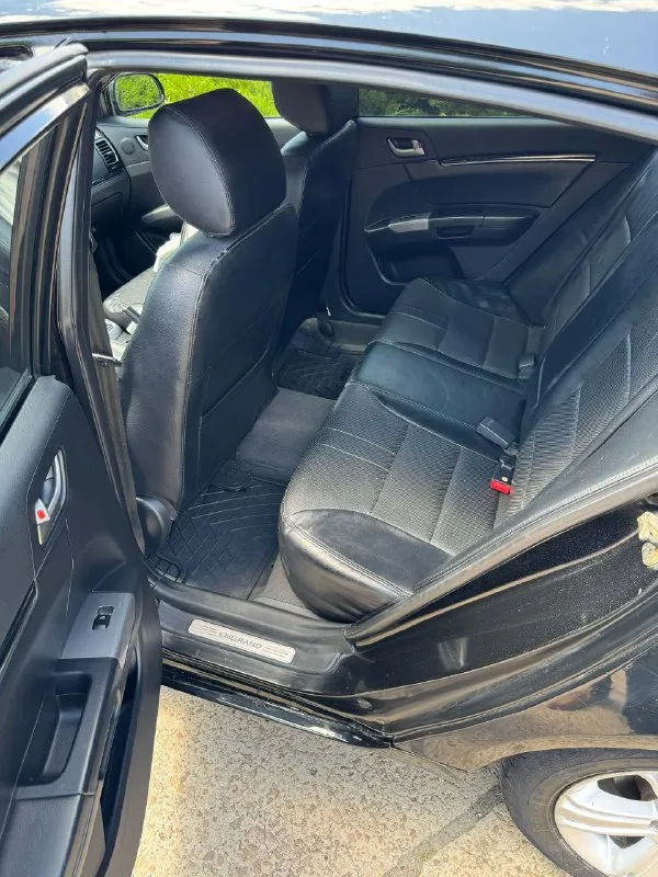 Продам geely emgrand ec7 хэтчбэк 2012 года, двигатель 1.8 бензин на механической кпп с пробегом 102000 км на легкосплавных 16 дисках в хорошем состоянии. цена 520 000₽ хороший торг у капота. богатая комплектация на кожаном салоне, кондиционер с климатом, гидроусилитель руля, абс, 6 подушек безопасности, электро регулировка водительского сиденья, электро люк, 4 электро стеклоподъемника, датчик света, сигнализация, видео регистратор с камерой заднего вида, заводские задние парктроники. авто на полном уверенном ходу, состояние сел и поехал. есть комплект зимней резины на дисках. авто без дтп, все стекла родные. продажа от собственника. нахожусь г. зугрэс +79493754876 - фотография - 7