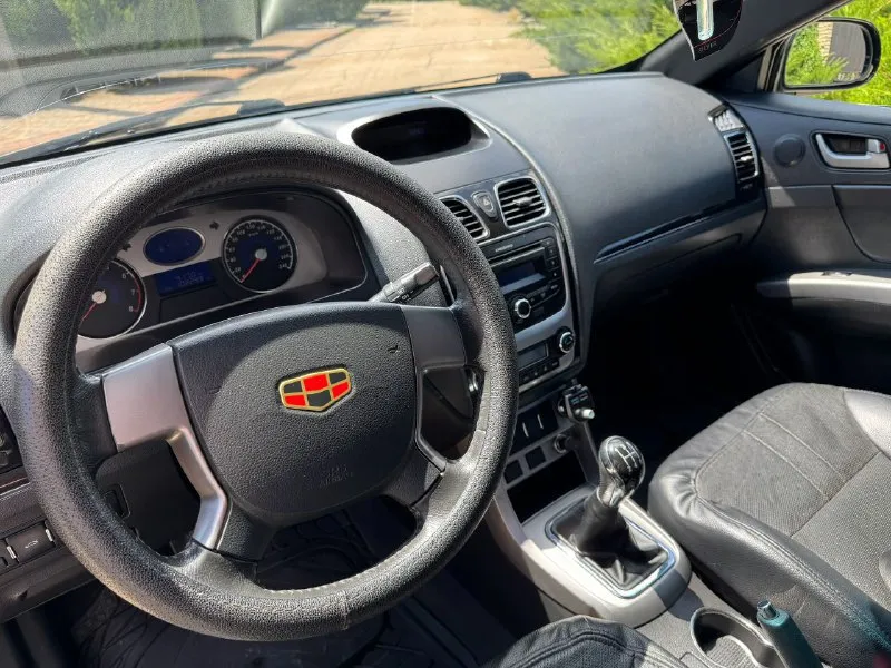 Продам geely emgrand ec7 хэтчбэк 2012 года, двигатель 1.8 бензин на механической кпп с пробегом 102000 км на легкосплавных 16 дисках в хорошем состоянии. цена 520 000₽ хороший торг у капота. богатая комплектация на кожаном салоне, кондиционер с климатом, гидроусилитель руля, абс, 6 подушек безопасности, электро регулировка водительского сиденья, электро люк, 4 электро стеклоподъемника, датчик света, сигнализация, видео регистратор с камерой заднего вида, заводские задние парктроники. авто на полном уверенном ходу, состояние сел и поехал. есть комплект зимней резины на дисках. авто без дтп, все стекла родные. продажа от собственника. нахожусь г. зугрэс +79493754876 - фотография - 9