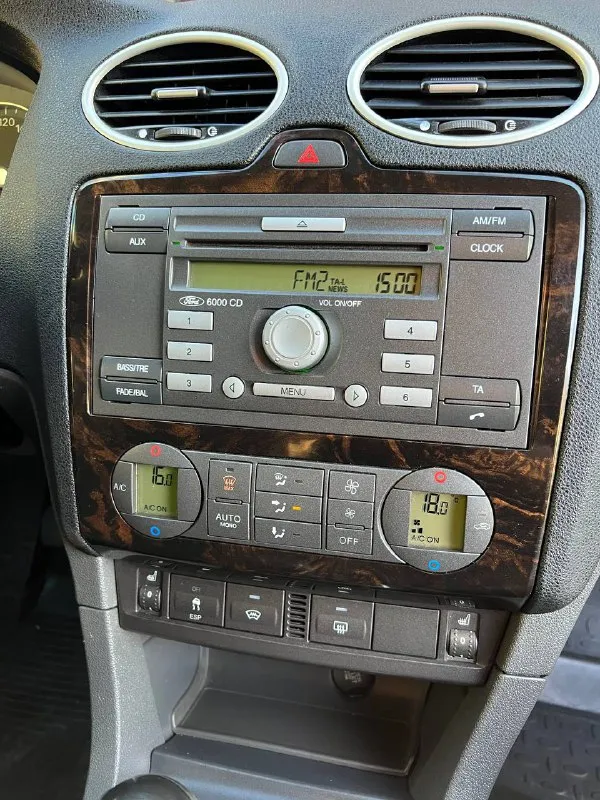 Продам ford focus 2 ghia год: 2007 родной пробег: 208тыс двигатель 1.6 бензин 115лс работает отлично, едет классно, не дымит не троит, по трассе ехать приятно! по ходовой нареканий нету, едет сбито, дорогу держит отлично, по кузову в очень достойном состоянии без гнили и коррозии, днище и пороги все целое, вин читаеться как с завода, по кузову без дтп все силовые части родные, 6 подушек безопасности, лобовое родное с подогревом! по электрике абсолютно все работает нет никаких ошибок! самая полная комплектация ghia: с двух зонным климатом, подогревами сидений, зеркал, лобового, круиз-контроль, подрулевое управление музыкой, авто свет, туманки, эл. зеркала, esp(курсовая устойчивость на дороге) 4 стеклоподьемника, омыватели фар, бортовик, центральный замок, дисковые торомза вкруг! кондиционер отлично холодит❄️на данный момент авто вложений не требует. документы кристально чистые 2 владельца за всю историю с оригинальным птс. торг есть цена: 565000 📍мариуполь 📞+79496463727 - фотография - 10